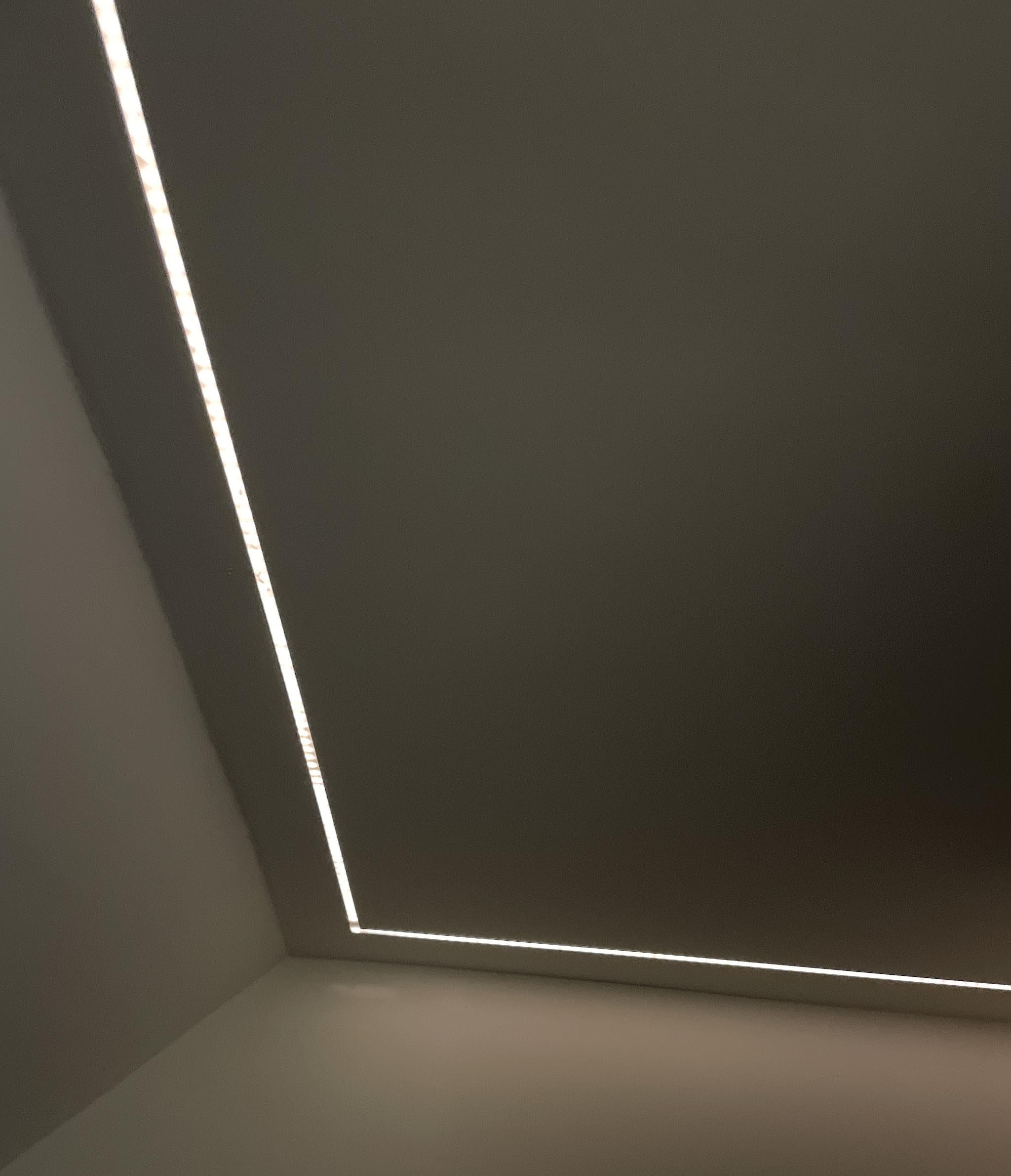 Een LED-lichtlijn in de hoek van een plafond, aangelegd door Energielijn Elektra